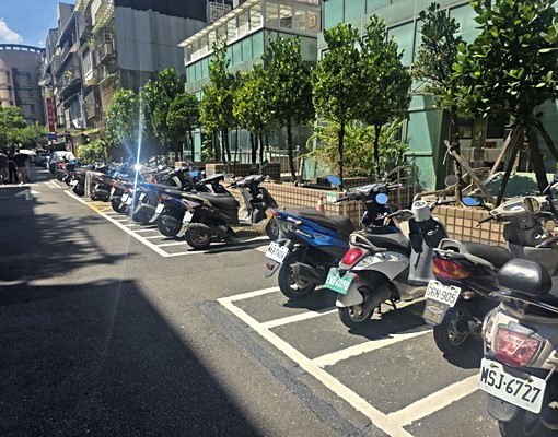 限女生~台灣大學精妝陽臺大套房-4A~天然瓦斯熱水器 - Image 15