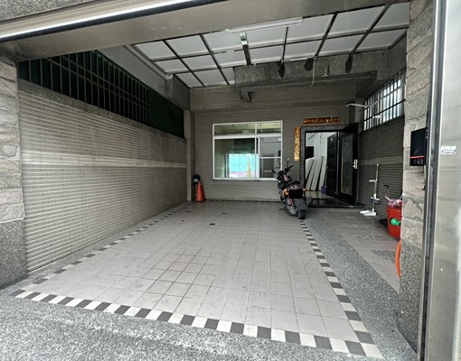 🏡仁武八德東路|熱鬧商圈臨路店面+車庫透天 - Image 1