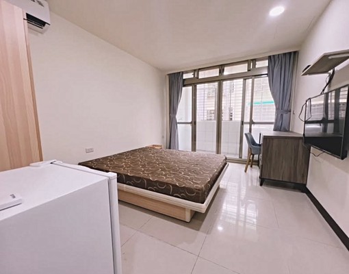 ⭐可租補⭐府中站/低樓層落地窗陽台套房/代收垃圾/板橋中正路 - Image 1