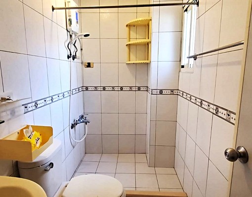 三多路~熱鬧百貨商圈捷運旁~邊間大套房~衛浴有開窗 - Image 7