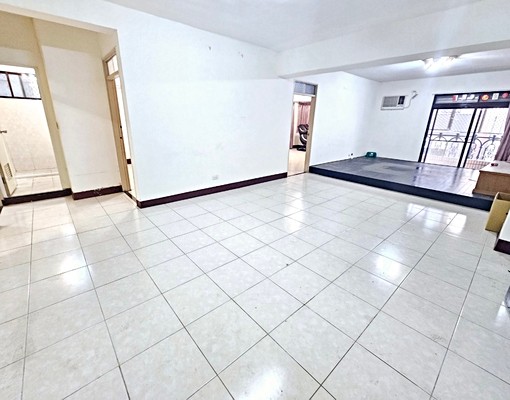 粘聖芬~西區模範街4房2衛浴採光好 - Image 1