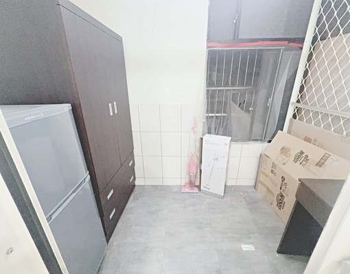 市政府捷運5分鐘全新裝潢有獨立陽台水泥隔間大坪數獨立套房 - Image 8