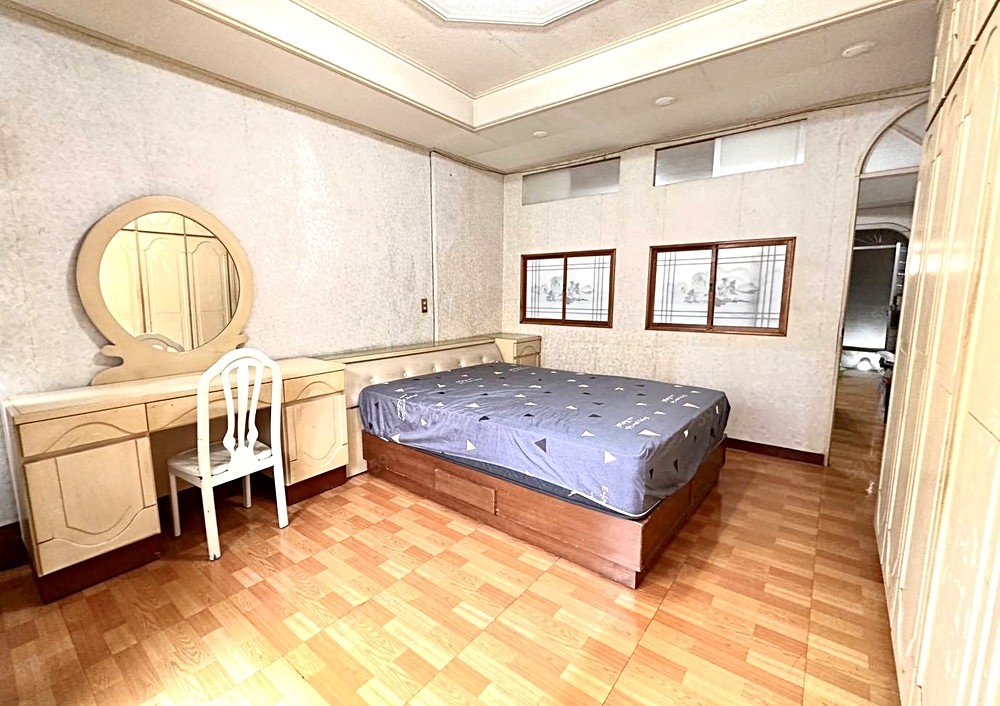 臥室:提供家具、標準雙人床(含大型落地窗、陽台)