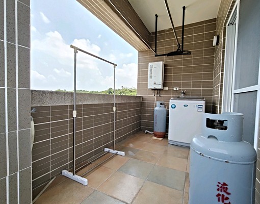 全新裝潢,5房電梯樓中樓,傢俱齊全,附平車 - Image 5