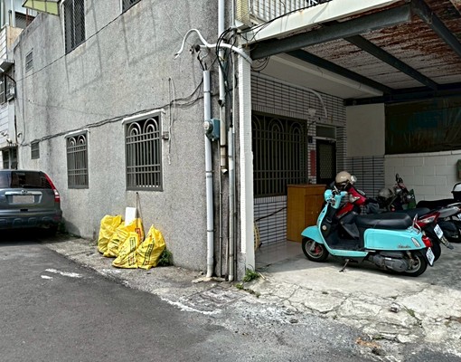 香湖公園旁透天厝(可停車) - Image 8