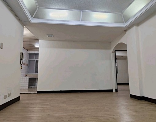 低樓層,大三房對外窗,雙陽台,萬坪公園在旁邊 - Image 1