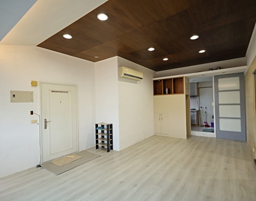 士林熱鬧商圈旁的寧靜社區，頂加2房住家，室內方正寬敞明亮 - Image 2