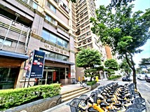 中正路藝文特區中正綠園邸邊..
