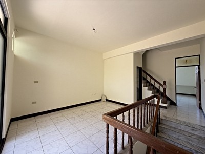 獨家❣️新園五房8米路優質店住透天┃騎樓可停車