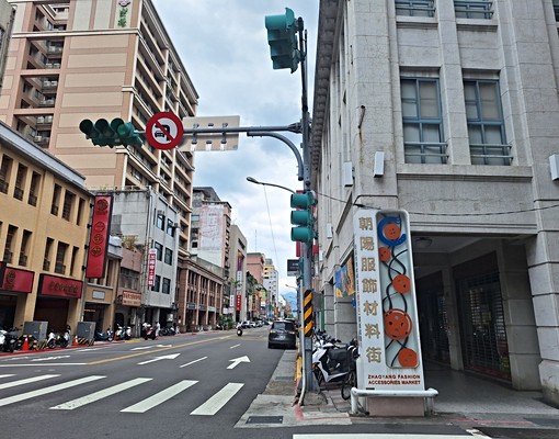 朝陽商圈整座透天一樓賺錢金店面2+3樓上自用或分租 - Image 1