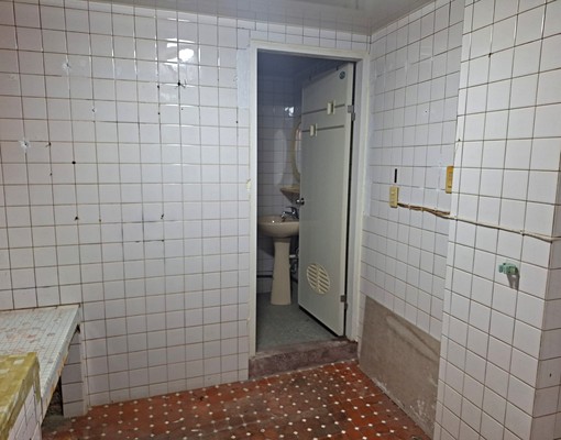 朝陽商圈整座透天一樓賺錢金店面2+3樓上自用或分租 - Image 6