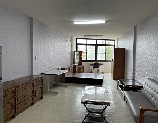 超大三樓套房使用坪數14坪,附節能家電,傢俱全配 - Image 3
