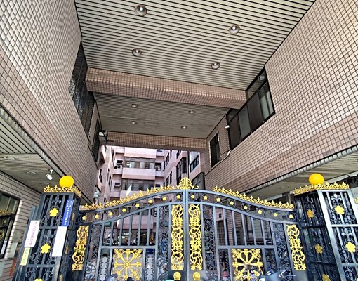 近中正路電梯大樓，四房兩廳空間大，天然瓦斯，更換全新變頻冷氣 - Image 2