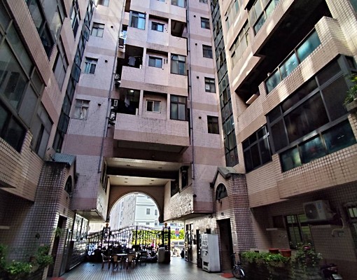 近中正路電梯大樓，四房兩廳空間大，天然瓦斯，更換全新變頻冷氣 - Image 3