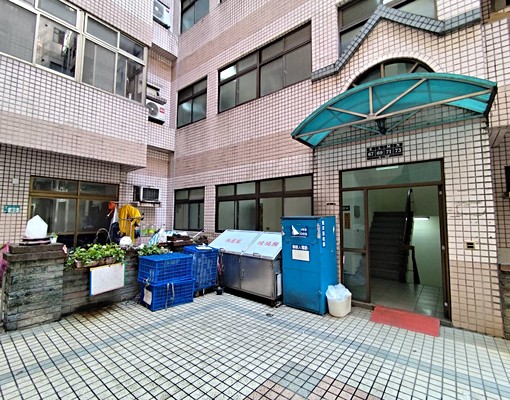 近中正路電梯大樓，四房兩廳空間大，天然瓦斯，更換全新變頻冷氣 - Image 9