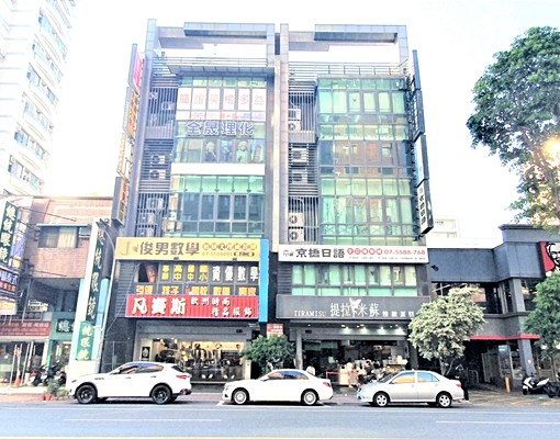明誠自由精華商圈✅9米大面寬燙金店面✅ - Image 2