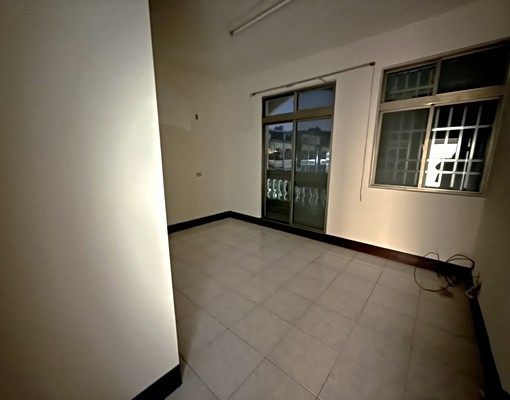 近期重新粉刷~傳家堡社區~透天出租~可租補~鄰近頭屋交流道~ - Image 1