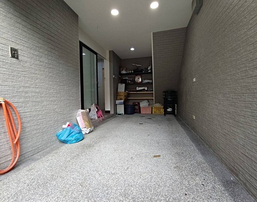 東區前後臨路整新車庫3套房透天厝 - Image 5