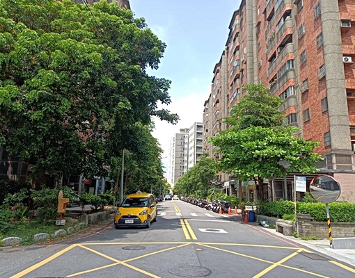 周邊環境乾淨行人道寬敞附車位 - Image 1