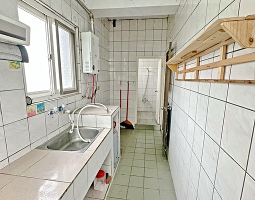 亮亮租屋~屋主殺很大!!!兩房/可補助/近市區~ - Image 9