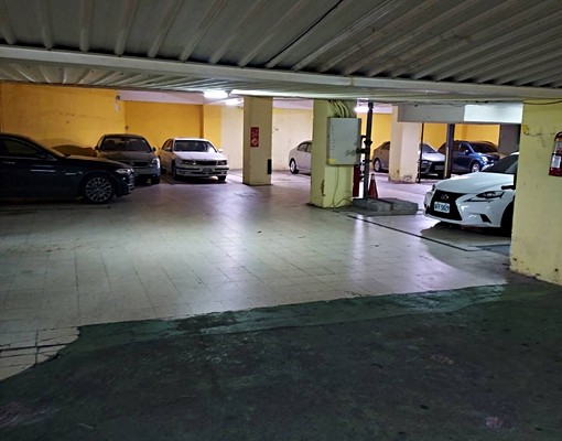 信義路四段、稀有室內坡道平面車位 - Image 1