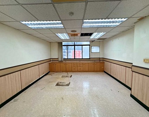大社區大面寬#中山路熱鬧區#金雞母賺錢店面 - Image 2