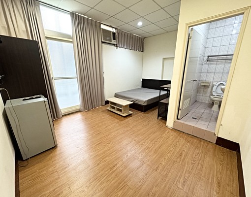 超佛心電一度4元*中正路優質陽台溫馨大套房*採光優*空間超大 - Image 2