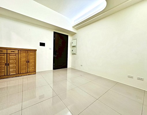 北市一橋之隔全新2房車大空間租金含管費含汽車可申請租屋補助 - Image 1