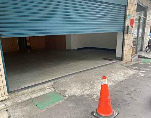新莊宏泰市場附近1樓門口方便停車 - Image 1