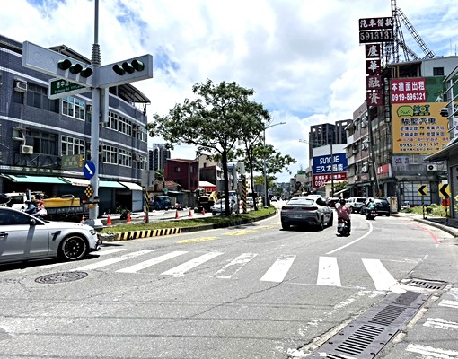 一樓大面寬店面出租。楠梓高雄大學特區。店招顯眼適百業。有騎樓 - Image 10