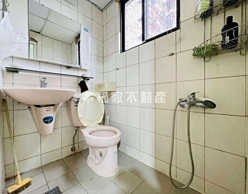(租)小北夜市旁。大三房+平車1.6萬．慢就沒了 - Image 4