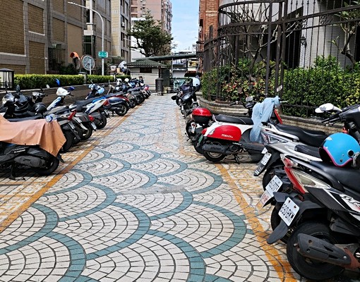 白金漢宮大樓有機車位 - Image 3
