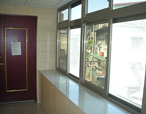 28線公車捷運景平站美食1G網路 - Image 1