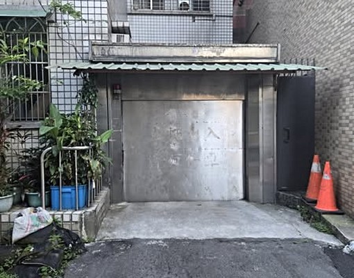 板橋中山路一段206巷40弄底室內平面車位 - Image 3