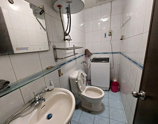 近東湖~分租套房附家電.傢俱*近公車站 - Image 5