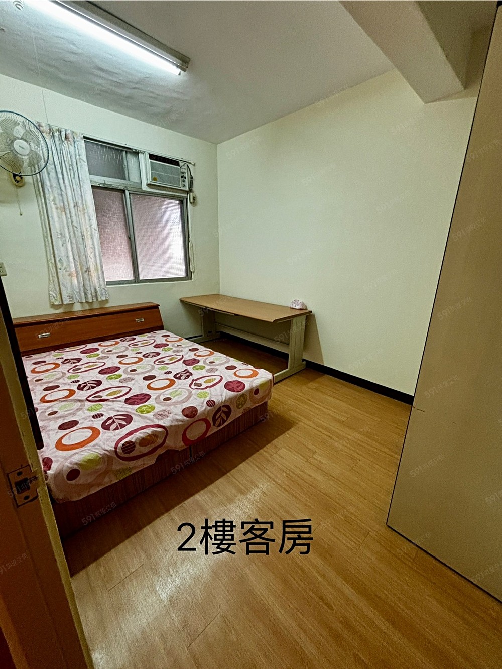 右手邊的大書桌如無需求,也可協助清除。