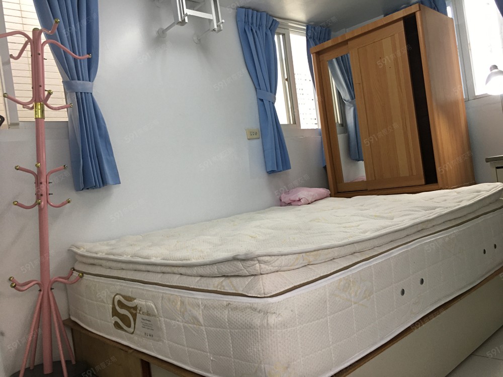 四個窗戶飯店頂級雙人直筒彈簧床吊衣架一座衣櫃一座