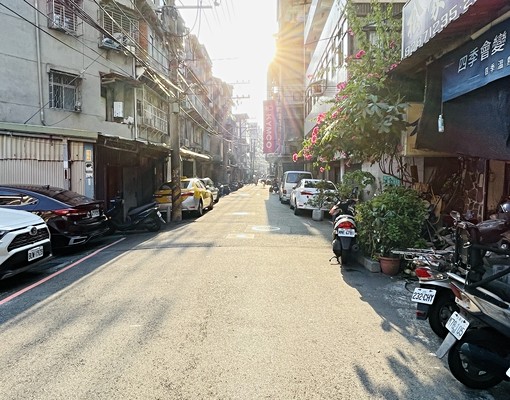 雙捷運~三重力行路公寓四樓三房 - Image 1