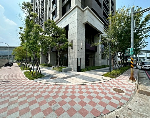 重劃區三角𥦬面寬挑高住辦店面 - Image 9