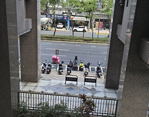近大坪林捷運站5號出口~交通便利、機能完善的優質小套房 - Image 2