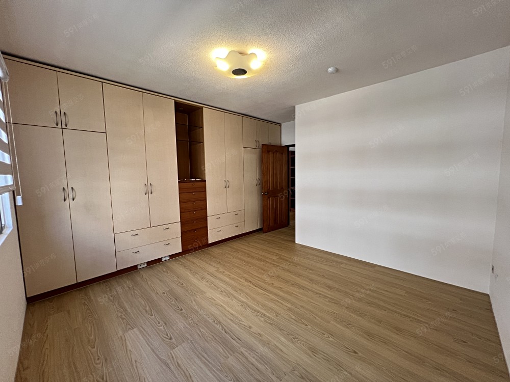 主臥室系統櫃都做好了,收納沒煩惱