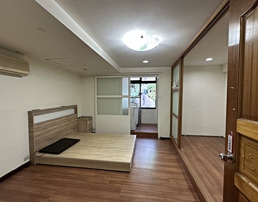 民權西捷運站旁，生活機能佳 - Image 1