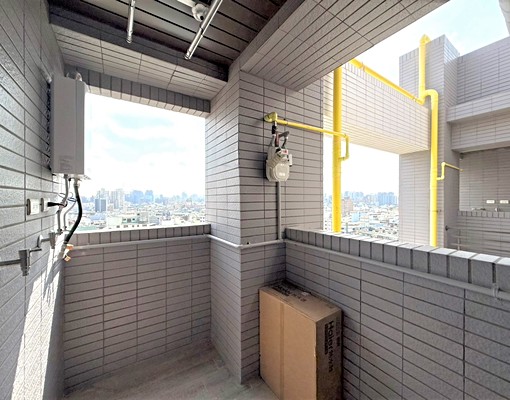 近台元、三民路商圈、全新建案首租、採光好有平面車位 - Image 7
