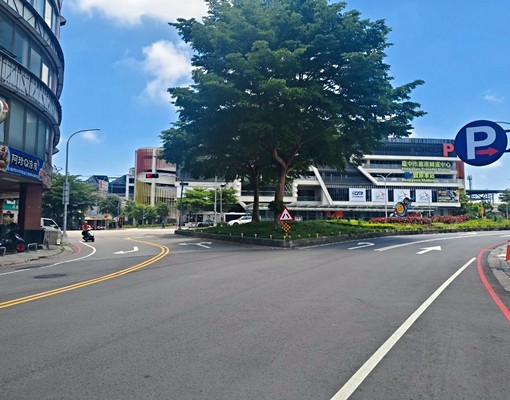 新站轉運站旁*可租補*時尚裝潢大套房 - Image 1