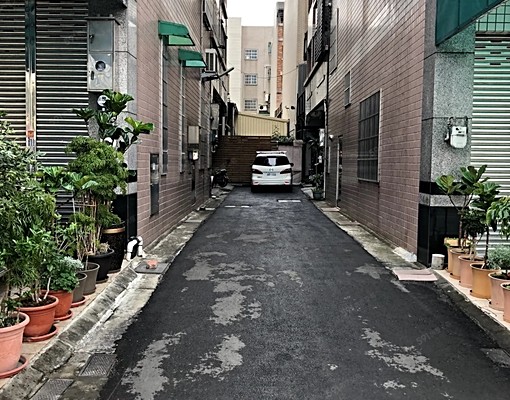 朝貴路，鄰國道近環中路，旁運動中心；公園，可當店面及商辦。 - Image 3