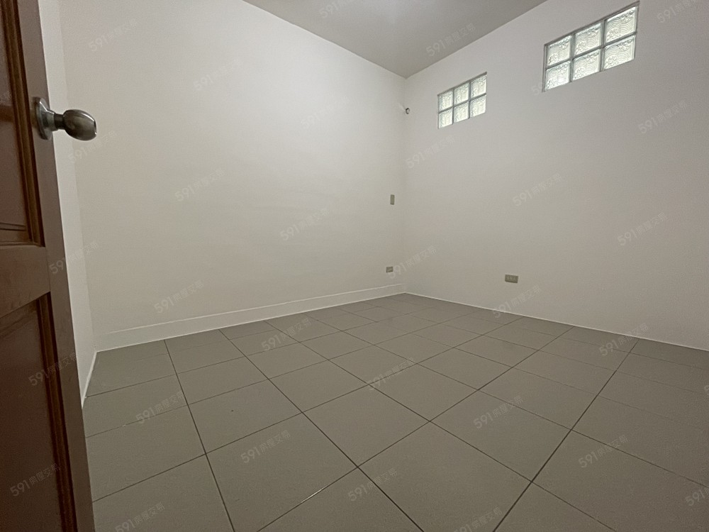 三間臥室前後兩間有對外窗, 中間臥室有對內窗及採光玻璃