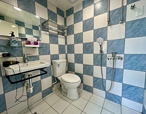 內科全新裝修家具🤩磚牆隔間套房 - Image 2