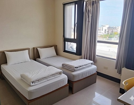 大玻璃採光雙人套房／短租另計 - Image 1