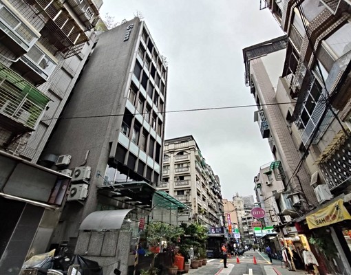 電梯套房~可申請租屋補助~代收垃圾~含水費管理費 - Image 1
