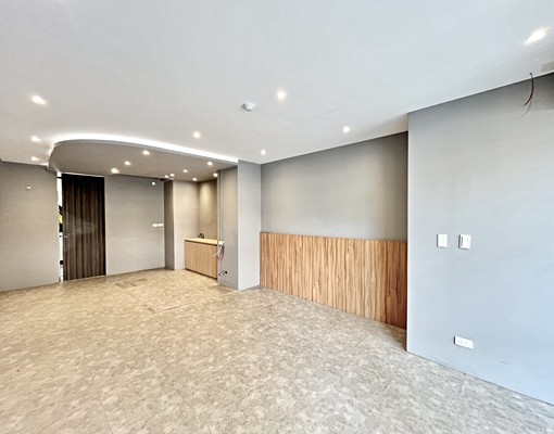 黃金樓店~楠梓德賢商圈熱鬧人潮聚集~1+2樓超大店面可停車 - Image 4